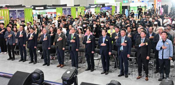 ◇제6회 대한민국 축제 엑스포가 17일 수원컨벤션센터에서 성황리 개막했다. 이날 개막식에는 이동관 한국지방신문협회장(매일신문사 사장), 박진오 강원일보 사장, 홍정표 경인일보 사장 등을 비롯한 한신협 사장단과 한인섭 중부매일 사장, 이재준 수원특례시장, 김준혁 경기 수원 정 국회의원, 이재성 횡성문화관광재단 대표이사, 김영준 파주문화재단 대표이사, 이호용 (사)수원특례시 강원특별자치도민회장 등이 참석했다. 수원=신세희기자