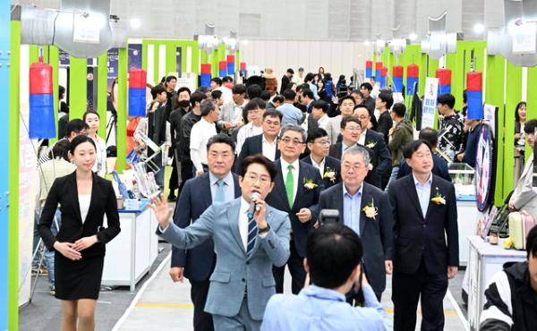 17일 수원컨벤션센터에서 열린 제6회 대한민국 축제 엑스포에서 내빈들이 부스를 관람하고 있다. 신세희기자