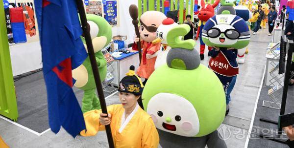 17일 수원컨벤션센터에서 열린 제6회 대한민국 축제 엑스포에서 개막식 전 퍼레이드가 진행되고 있다. 신세희기자