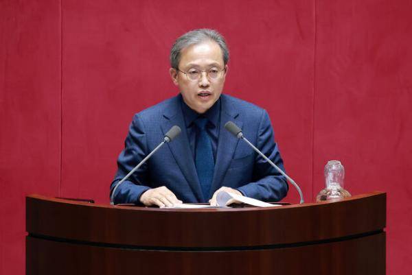 ◇18일 국회에서 열린 4월 임시국회 제6차 본회의에서 정치개혁특별위원장인 더불어민주당 송기헌 의원이 공직선거법 일부개정법률안 등 정개특위 소관 법안에 대해 제안설명하고 있다. 연합뉴스.