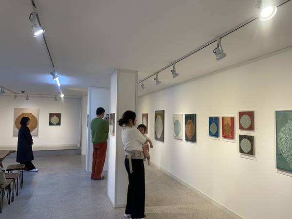 대구 갤러리 청애에서 열리고 있는 이정애 초대전에서 관람객들이 작품을 감상하고 있다.