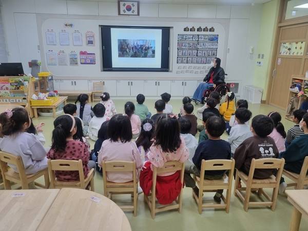 오성윤 씨는 후천 장애를 딛고 장애인식 개선 강사 활동을 하고 있다.