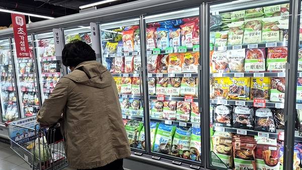 도내 한 대형마트에서 소비자가 장을 보고 있다. /이원재 기자