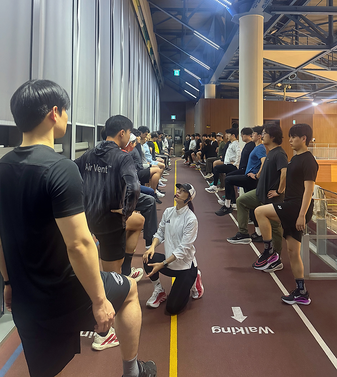 이연진 코치가 직원들에게 실전 러닝법을 지도하고 있다. /포항제철소 제공