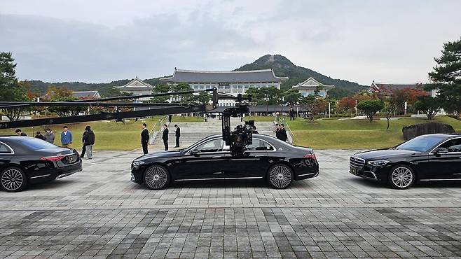 경북도청 전정에서 드라마 ‘21세기 대군부인’ 총리 관저와 국회의사당 장면이 촬영되고 있다. /경북도 제공