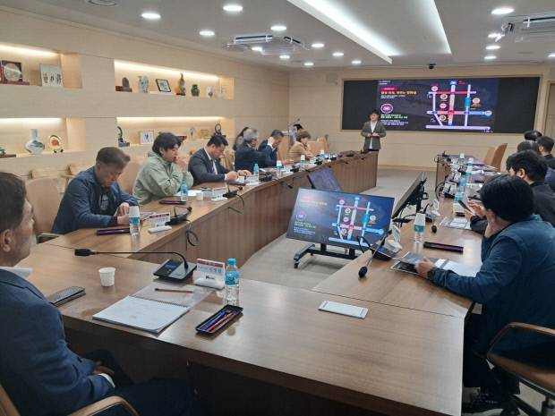 구미시 관계자들이 지난 16일 시청 국제통상협력실에서 '구미 달달한 낭만야시장' 추진상황 보고회를 열고 있다. 구미시 제공