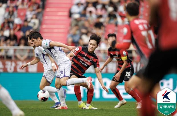 19일 오후 포항스틸야드에서 벌어진 포항스틸러스와 FC안양과의 '하나은행 K리그1 2026' 8라운드 경기에서 포항 황서웅이 안양 선수와 볼다툼을 벌이고 있다. 한국프로축구연맹 제공