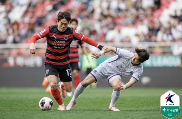 19일 오후 포항스틸야드에서 벌어진 포항스틸러스와 FC안양과의 '하나은행 K리그1 2026' 8라운드 경기에서 포항 신광훈이 안양 선수를 제치고 드리블 하고 있다. 한국프로축구연맹 제공