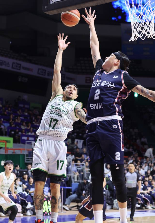 부산 KCC의 최준용(오른쪽)이 지난 17일 부산 사직체육관에서 열린 2025-2026 프로농구 원주 DB와의 6강 플레이오프 3차전에서 DB 알바노의 슛을 막아내고 있다. 연합뉴스.