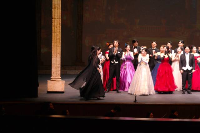 2025년 부산소극장오페라축제에서 오페레타 ‘박쥐’ 공연 후 커튼콜을 받는 장면.