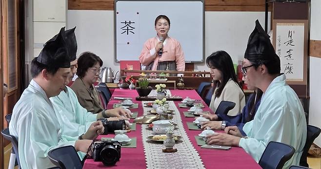 ▲ 한국관광공사SNS 기자단 '다님'이 임고서원 충효문화수련원에서 이순영 강사의 전통 다도를 배우고 있다. 권오석 기자