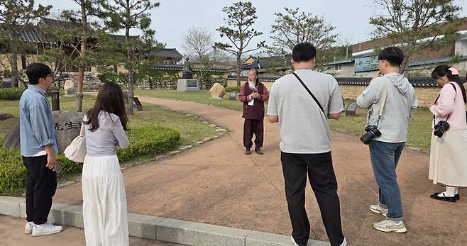 ▲ 전민욱 영천시 문화해설사가 한국관광공사SNS 기자단원들에게 정몽주 생가를 설명하고 있다. 권오석 기자