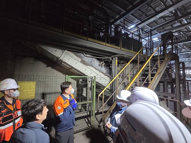 ▲ 경북도가 지난 15일 포항 생활폐기물 에너지화시설(SRF) 화재 현장을 점검한 데 이어, AI 화재진압 시스템을 도입한 에스와이에코를 방문해 자동 감지·분사 기술 적용 사례를 확인하는 장면, 경북도 제공