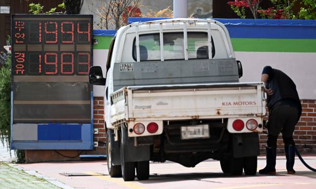 유가정보시스템 오피넷에 ‘착한 주유소’로 표시된 창원의 한 주유소에서 19일 휘발유가 리터당 1994원에 판매되고 있다. /김승권 기자/