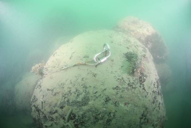 울산 당사동 우가 앞바다 암반 고정식 해조류 이식 장치가 일부 이탈한 채 방치돼 있다.