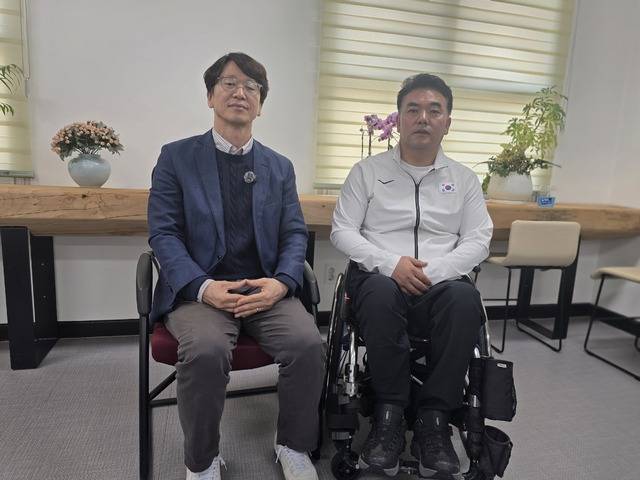 지난 16일 국립경국대학교에서 대구일보와 인터뷰를 진행 중인 장창용 교수(왼쪽)와 차진호 선수. 김용국 기자