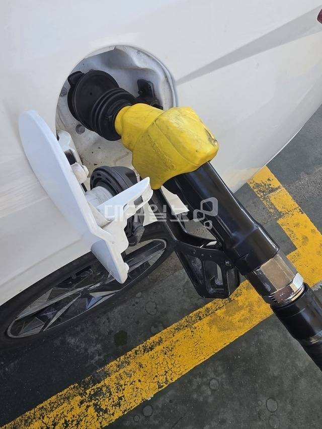 중동 사태 장기화 탓에 전국 주유소 휘발유 평균 가격이 약 3년 9개월 만에 L(리터)당 2천원을 넘어섰다. 대구일보DB