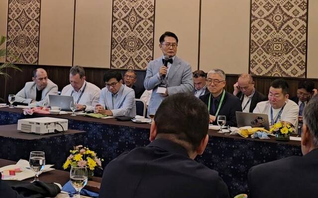 아시아태평양 미세재건수술학회(APFSRM)' 2030년 경주 학회 유치위원장인 W병원 우상현 병원장이 아시아태평양 미세재건수술 학회 각국대표단 모임에서 유치성공에 대한 감사 인사를 전하고 있다. W병원 제공