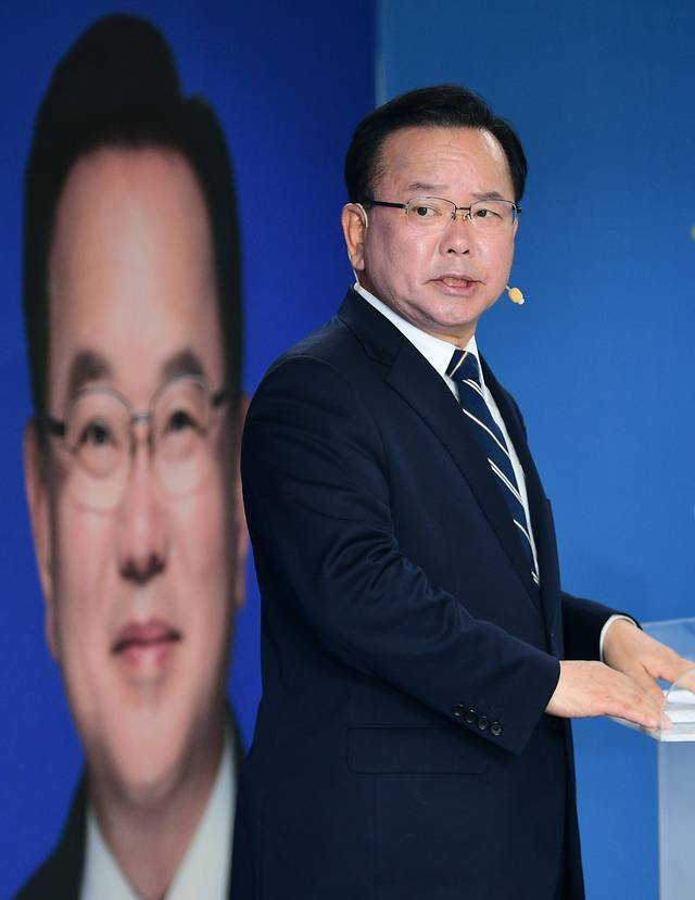 김부겸 더불어민주당 대구시장 예비후보가 19일 오후 대구 달서구 선거사무소에서 6·3 지방선거 첫 번째 공약을 발표하고 있다. 김진홍 기자.