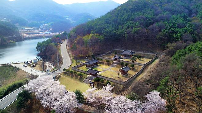 조선 후기 무신 신유 장군의 유적. 왼쪽으로 두만지가 보인다. <마준영기자>