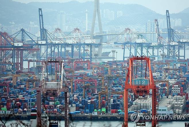 컨테이너가 쌓여 있는 부산항 신선대 감만부두 모습. / 사진=연합뉴스