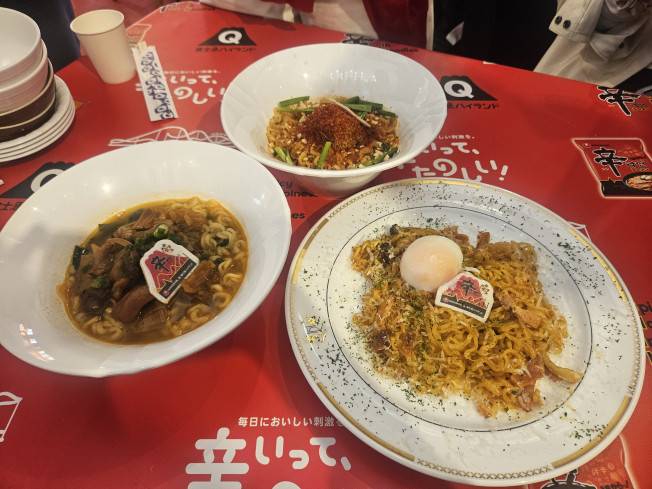 일본 놀이공원 후지큐 하이랜드(하이랜드)와 농심이 협업한 메뉴 △해물 너구리 순한맛 △신라면 오리지널 탄탄면 △온센타마고 신라면툼바가 보이고 있다.(사진=정영인 기자 oin@)