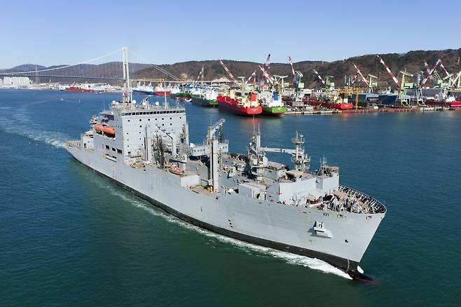 HD현대중공업은 미 해군 7함대 소속의 41,000톤급 화물보급함 'USNS 세사르 차베즈'함의 정기 정비 사업을 수주했다고 7일 밝혔다. 사진은 울산 HD현대중공업 중형선사업부 인근 부두에서 미 해군 소속 'USNS 앨런 셰퍼드'함이 정기 정비를 마치고 출항하는 모습.(연합뉴스)