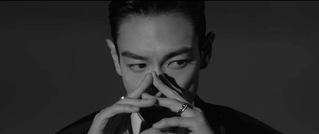 빅뱅 출신 탑(최승현)은 대중의 비난이라는 펜듈럼에 맞서 변명하거나 엎드리는 대신, 과거의 주홍글씨를 있는 그대로 수용하며 중요성을 낮췄다. 오직 창작이라는 내적 의도에만 집중함으로써 과거의 굴레를 벗어나 자신만의 새로운 현실 차선으로 성공적인 환승을 이뤄냈다는 핵심을 담았다. /탑 유튜브 채널