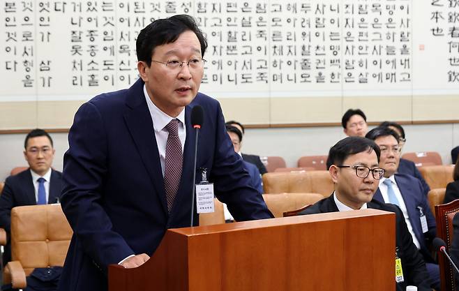 송경호 전 서울중앙지검장이 4월 16일 국회 '윤석열 정권 정치검찰 조작기소 의혹 사건 진상규명' 국정조사특별위원회에서 열린 대장동·위례 개발비리 및 김용 전 민주연구원 부원장 관련 의혹 사건에 대한 청문회에서 의원 질의에 답하고 있다. 연합뉴스
