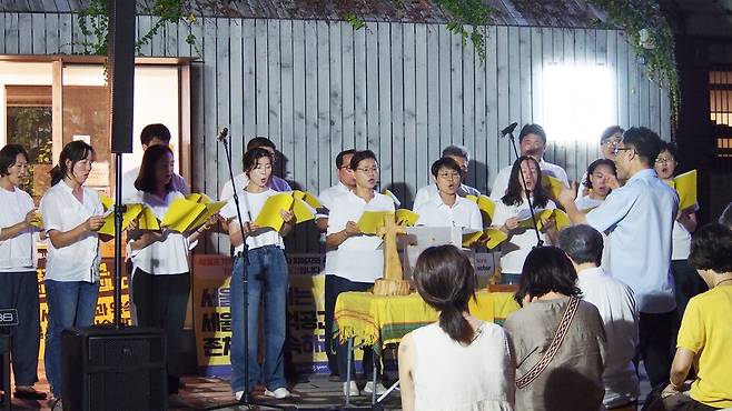 이제혁 전도사는 찬양은 하나님과 나, 나와 타인을 잇는 '매개'라고 말했다. 사진 제공 이제혁
