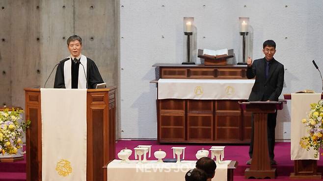 박승렬 총무(왼쪽)의 설교를 양준식 수어 통역사가 통역했다. 뉴스앤조이 엄태빈