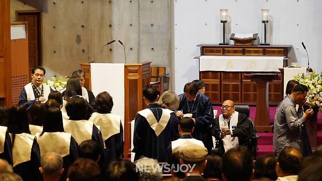 이정훈 목사는 휠체어를 타고 성찬을 집례했다. 뉴스앤조이 엄태빈