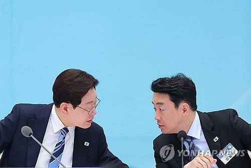 이야기 나누는 이재명 대통령와 강훈식 비서실장(서울=연합뉴스) 김도훈 기자 = 이재명 대통령와 강훈식 비서실장이 17일 청와대 영빈관에서 열린 공공기관 및 유관기관 업무보고에서 대화하고 있다. 2026.4.17 superdoo82@yna.co.kr