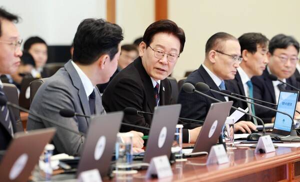 이재명 대통령이 16일 청와대에서 열린 수석보좌관회의에서 발언하고 있다. 이 대통령은 "이제 대한민국은 세계가 주목하는 선도 국가의 반열에 올랐다"며 "세게평화와 국제규범, 인권보호 등 보편적 가치에 대해 더는 외면할 수도 없고, 외면해서도 안 된다"고 말했다.청와대통신사진기자단 제공 연합뉴스