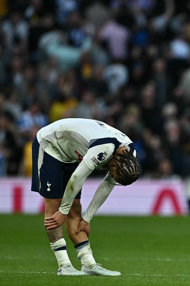 토트넘 공격수 사비 시몬스가 경기 후 실망감을 감추지 못하고 있다. 사진=AFPBBNews