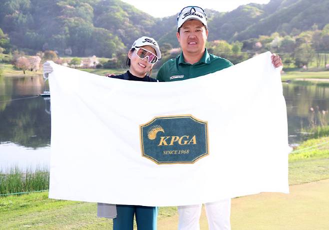 이상엽(오른쪽)이 캐디를 맡은 여자친구와 환하게 웃고 있다.(사진=KPGA 제공)