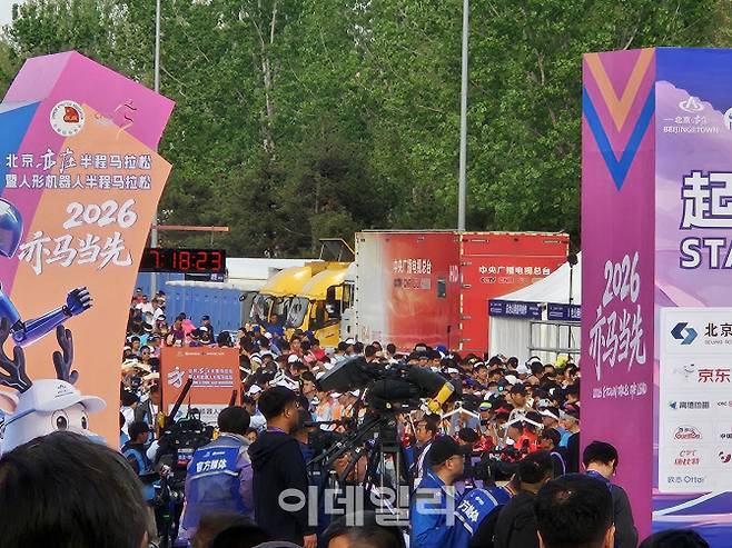 19일 베이징 휴머노이드 로봇 하프마라톤 대회에서 참가자들과 참가 로봇들이 출발을 기다리고 있다. (사진=이데일리 이명철 특파원)