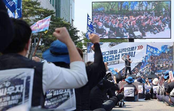금속노조 조합원들이 지난 15일 서울 서초구 현대차그룹 본사 인근에서 열린 현대차그룹 원청교섭 쟁취 금속노조 결의대회에서 구호를 외치고 있다. (사진=뉴시스)
