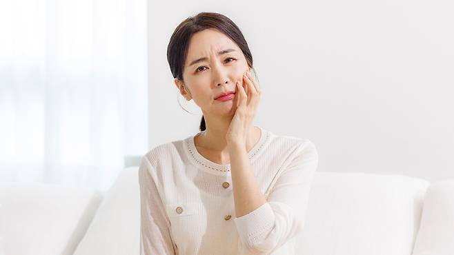 갱년기 증상이 계속된다면 자율신경과 호르몬의 균형을 되찾아주는 치료가 필요할 수 있다|출처: 클립아트코리아