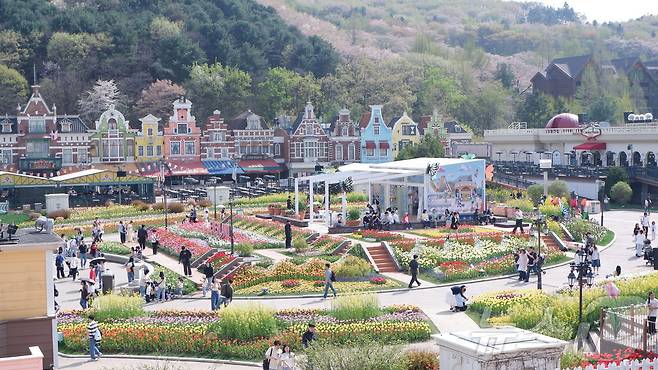 튤립, 수선화, 무스카리 등 100여 종 120만 송이의 봄꽃이 피어난 포시즌스가든ⓒ 뉴스1 윤슬빈 관광전문기자