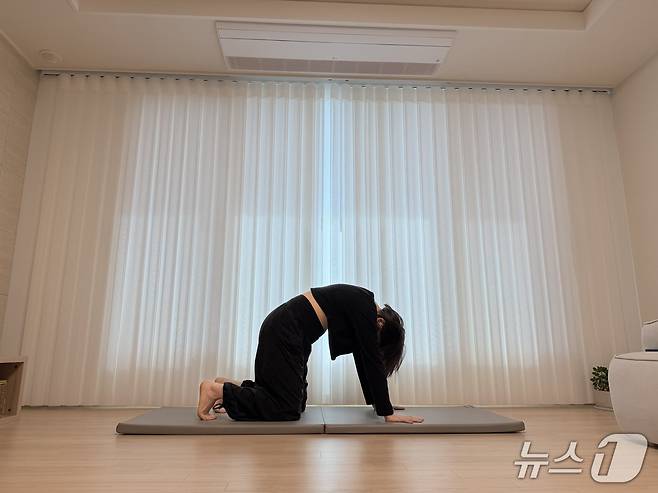 김유빈 요가강사가 고양이 자세를 보여주고 있다. 손바닥으로 바닥을 강하게 밀고 꼬리뼈를 아래로 내리며, 배꼽을 등 쪽으로 당기고 턱을 목구멍 가까이 당겨 등을 둥글게 만든다. 소 자세와 마찬가지로 척추 유연성 증가에 도움이 된다.ⓒ 뉴스1 서장원 기자
