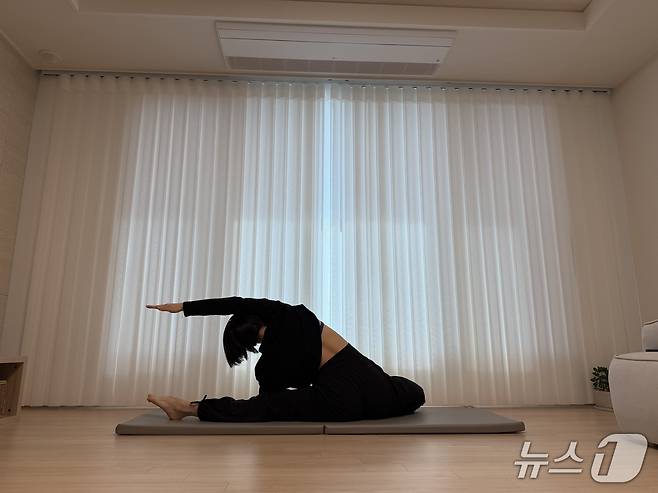 김유빈 요가강사가 임신부에 좋은 측면 스트레칭 자세를 보여주고 있다.ⓒ 뉴스1 서장원 기자