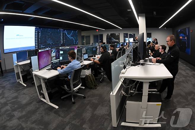 8일(현지시간) 미국 네바다주 라스베이거스 모셔널테크니컬센터에서 직원들이 현대차그룹과 모셔널과 함께 개발한 아이오닉 5 기반 '로보택시'의 자율주행 데이터 관리를 하고 있다.2026.1.12 ⓒ 뉴스1 황기선 기자