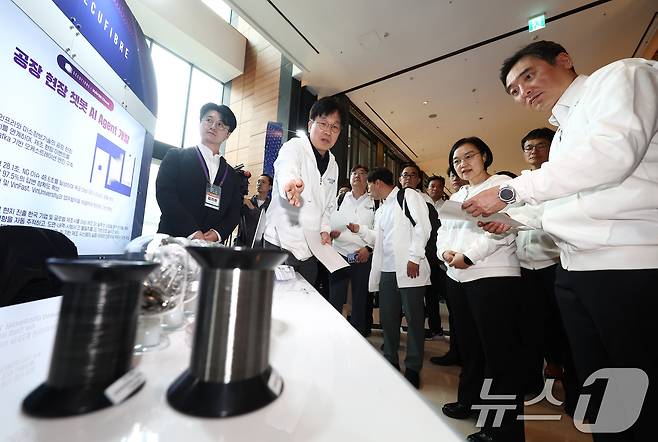 한성숙 중소벤처기업부 장관이 1일 오후 서울 영등포구 콘래드 서울 호텔에서 열린 모두의 챌린지 AX 출범식에서 공장 현장 챗봇 AI 에이전트 부스를 둘러보고 있다. 2026.4.1 ⓒ 뉴스1 김민지 기자