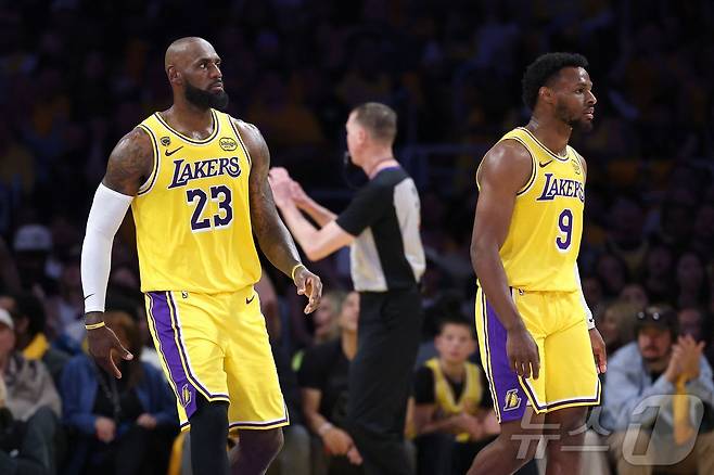 NBA 플레이오프에서 함께 코트를 누빈 '아버지' 르브론 제임스(왼쪽)와 '아들' 브로니 제임스. ⓒ AFP=뉴스1