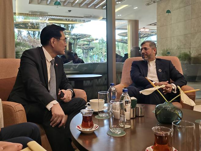 정연두 외교전략정보본부장이 이달 18~19일 튀르키예 남부 안탈리아에서 개최된 '제5차 안탈리아 외교포럼'에 참석했다.  카티브자데 이란 외교차관(오른쪽). (외교부 제공)