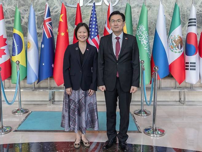 정연두 외교전략정보본부장이 이달 18~19일 튀르키예 남부 안탈리아에서 개최된 '제5차 안탈리아 외교포럼'에 참석했다. 간쇼황 싱가포르 외교부 국무장관(왼쪽). (외교부 제공)