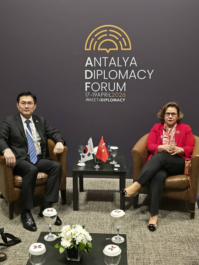 정연두 외교전략정보본부장이 이달 18~19일 튀르키예 남부 안탈리아에서 개최된 '제5차 안탈리아 외교포럼'에 참석했다. 레벤트 귬룩츄 튀르키예 외교차관(오른쪽) (외교부 제공)