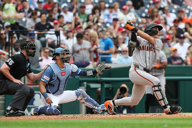 이정후가 19일(한국 시간) 미국 워싱턴 DC 내셔널스 파크에서 열린 2026 메이저리그(ML) 정규시즌 워싱턴전에 안타를 치고 있다. 사진 | AP 연합뉴스
