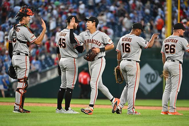 이정후가 19일(한국 시간) 미국 워싱턴 DC 내셔널스 파크에서 열린 2026 메이저리그(ML) 정규시즌 워싱턴전 승리 후 동료들과 하이파이브를 하고 있다. 사진 | Imagn Images 연합뉴스